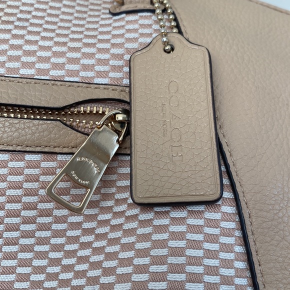 🗝🤍 COACH crossbody bag (Straps included) the perfect summer bag is here!!!! - Picture 5 of 13